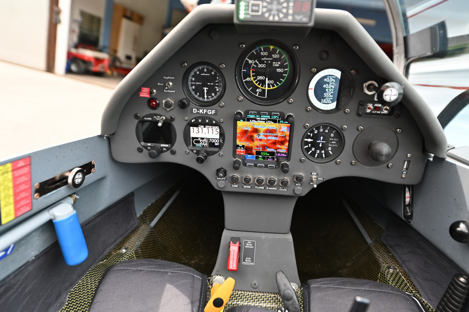 1539 1024 Cockpit